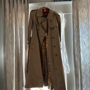 Burberry Mid-length Kensington Heritage Trench Coat